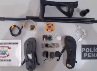 Vídeo - Idosa é flagrada com drogas e eletrônicos ocultos em muleta e chinelo em cadeia pública na Bahia
