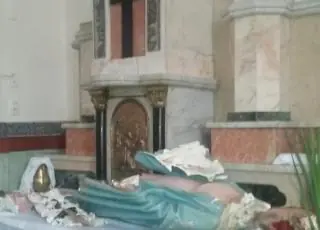Vídeo - Imagem centenária de Nossa Senhora e destruída por travesti no interior de Minas.