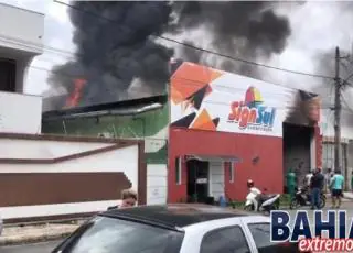 Vídeo - Incêndio atinge empresa de comunicação visual no centro de Eunápolis