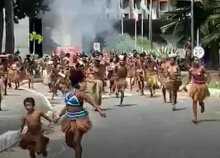 VÍDEO: Indígenas e policiais militares entram em confronto no Centro Administrativo da Bahia, em Salvador; PM ficou ferido