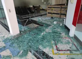 Vídeo - Jovem que invadiu UFSB volta a ser preso pela PM por ter arrombado a sede da Unimed