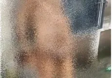 Vídeo macabro -Coveiro encontra cadáver de mulher em pé fora do túmulo em cemitério de Pernambuco