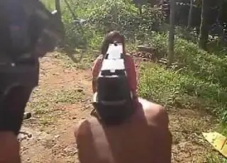 Vídeo: Mãe é sequestrada e agredida para filho pagar dívida com traficantes em Feira de Santana