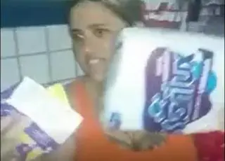 Vídeo - Menina de 7 anos ganha camisinhas e papel higiênico em sorteio junino da escola