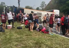 Vídeo mostra acidente com ônibus que levava  torcedores do Flamengo  para o jogo  da semifinal da Libertadores na Argentina