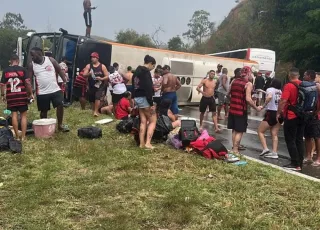 Vídeo mostra acidente com ônibus que levava  torcedores do Flamengo  para o jogo  da semifinal da Libertadores na Argentina