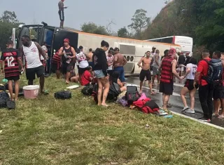 Vídeo mostra acidente com ônibus que levava  torcedores do Flamengo  para o jogo  da semifinal da Libertadores na Argentina