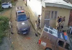 Vídeo mostra agressão durante abordagem da PM na Bahia; policial teria atirado em câmera para interromper gravação