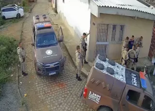 Vídeo mostra agressão durante abordagem da PM na Bahia; policial teria atirado em câmera para interromper gravação