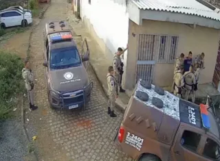 Vídeo mostra agressão durante abordagem da PM na Bahia; policial teria atirado em câmera para interromper gravação