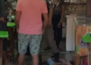 Vídeo mostra assaltante sendo detido por comerciante