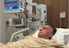 Vídeo mostra Bolsonaro andando com ajuda de andador após cirurgia de 12 horas, ele continua internado na UTI 