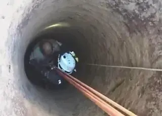 Vídeo mostra bombeiro resgatando idoso que caiu em poço em Teixeira de Freitas