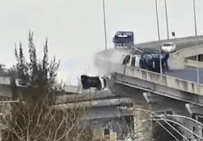 Vídeo mostra caminhão cegonha tombando em ponte de Porto Alegre