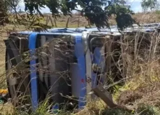 Vídeo mostra carreta desgovernada batendo de frente com ônibus no GO 010. Cinco pessoas morreram e várias ficaram feridas 