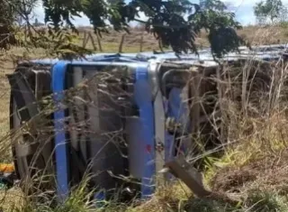 Vídeo mostra carreta desgovernada batendo de frente com ônibus no GO 010. Cinco pessoas morreram e várias ficaram feridas 