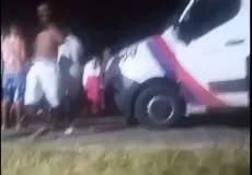 Vídeo mostra carro atropelando 4 jovens em saída de festa, 02 morreram, 02 em estado grave, no interior da Bahia