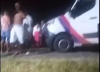 Vídeo mostra carro atropelando 4 jovens em saída de festa, 02 morreram, 02 em estado grave, no interior da Bahia