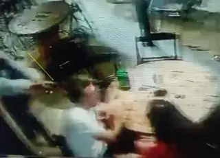 Vídeo mostra criminoso atirando contra cabeça de professor na cidade de Guaratinga. Arma falhou