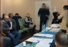 Vídeo mostra Deputado ucraniano p detonando granadas durante reunião de prefeitura. Uma pessoa morreu e vinte ficaram feridas