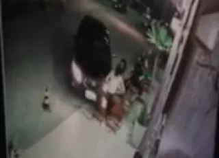 Vídeo mostra duas pessoas sendo atropeladas por motorista bêbado em Itabatã