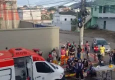 Vídeo mostra homem embriagado cair de poste após receber descarga elétrica