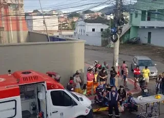 Vídeo mostra homem embriagado cair de poste após receber descarga elétrica