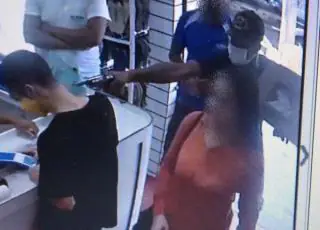 Vídeo mostra homem sendo executado quando pagava compra em supermercado de Teixeira de Freitas