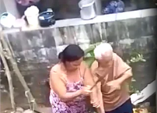Vídeo mostra idosa de 76 anos sendo agredida pela filha com um pedaço de pau