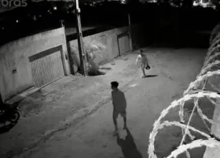Vídeo mostra ladrões furtando moto; dono pede ajuda para encontrar veículo