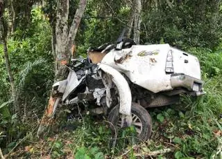 Vídeo mostra médico sendo socorrido em acidente na Bahia. Uma pessoa morreu.