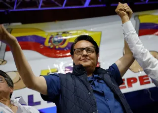 Vídeo mostra momento em que candidato a presidência do Equador é morto a tiros 