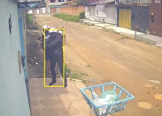 Vídeo mostra momento em que dupla invade casa e faz vários disparos em Eunápolis