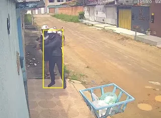 Vídeo mostra momento em que dupla invade casa e faz vários disparos em Eunápolis