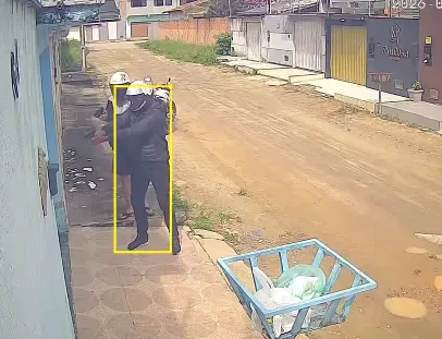 Vídeo mostra momento em que dupla invade casa e faz vários disparos em Eunápolis