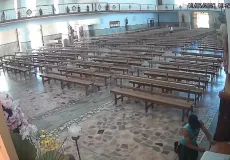 Vídeo mostra momento em que homem furta caixa de donativos dentro de igreja em Minas Gerais