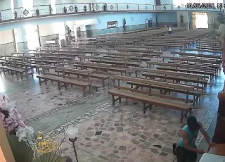 Vídeo mostra momento em que homem furta caixa de donativos dentro de igreja em Minas Gerais