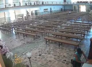 Vídeo mostra momento em que homem furta caixa de donativos dentro de igreja em Minas Gerais