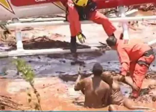 Vídeo mostra momento em que vítimas são resgatadas da lama em Minas Gerais após rompimento de barragem. Mais de 200 desaparecidos,
