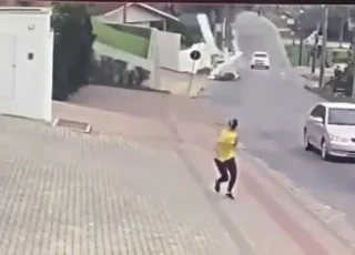 Vídeo mostra momento que avião monomotor cai em Santa Catarina