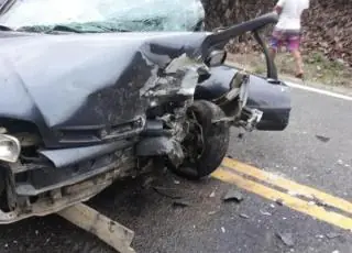 Vídeos mostram momento que dois veículos batem de frente na BA-652, o motorista morreu