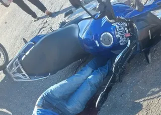 Estudante que  ia de moto para escola morre após colidir com carro, em Itamaraju; veja o vídeo