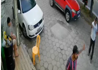 Vídeo mostra momento que jovem é baleado em frente a uma distribuidora de bebidas em Teixeira de Freitas