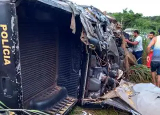 Vídeo mostra momento que viatura se choca com caminhão, quatro policiais morreram