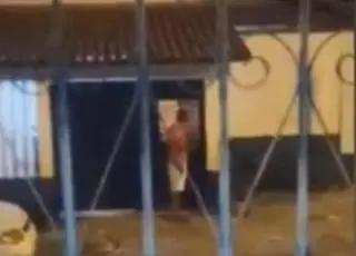 Vídeo mostra morador do São Lourenço arrobando cadeado de Posto de Saúde