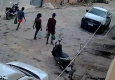 Vídeo mostra moradores de rua chegando à casa da idosa encontrada morta com pés e mãos amarrados em Teixeira de Freitas. 