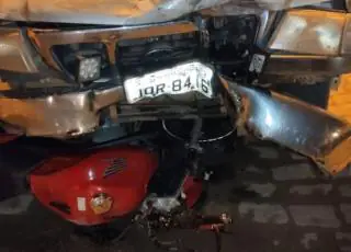 Vídeo mostra motociclista sendo atropelado por caminhonete em Teixeira de Freitas