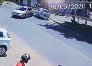 Vídeo mostra mototaxista e passageiro sendo atropelados em Itamaraju