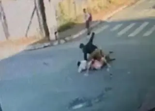 Vídeo mostra o momento em que criança é atacada por esfaqueador; Assista