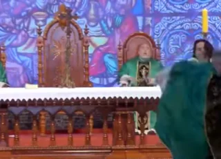 Vídeo mostra padre Marcelo Rossi sendo derrubado do palco  por mulher durante missa